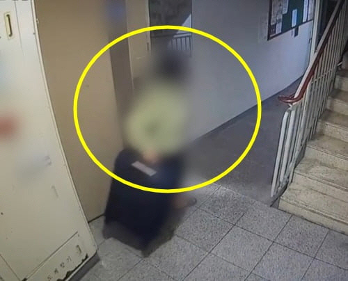 정 씨가 피해자의 시신을 담기 위해 빈 캐리어를 끌고 자신의 집을 나서는 장면.   [부산경찰청 제공]